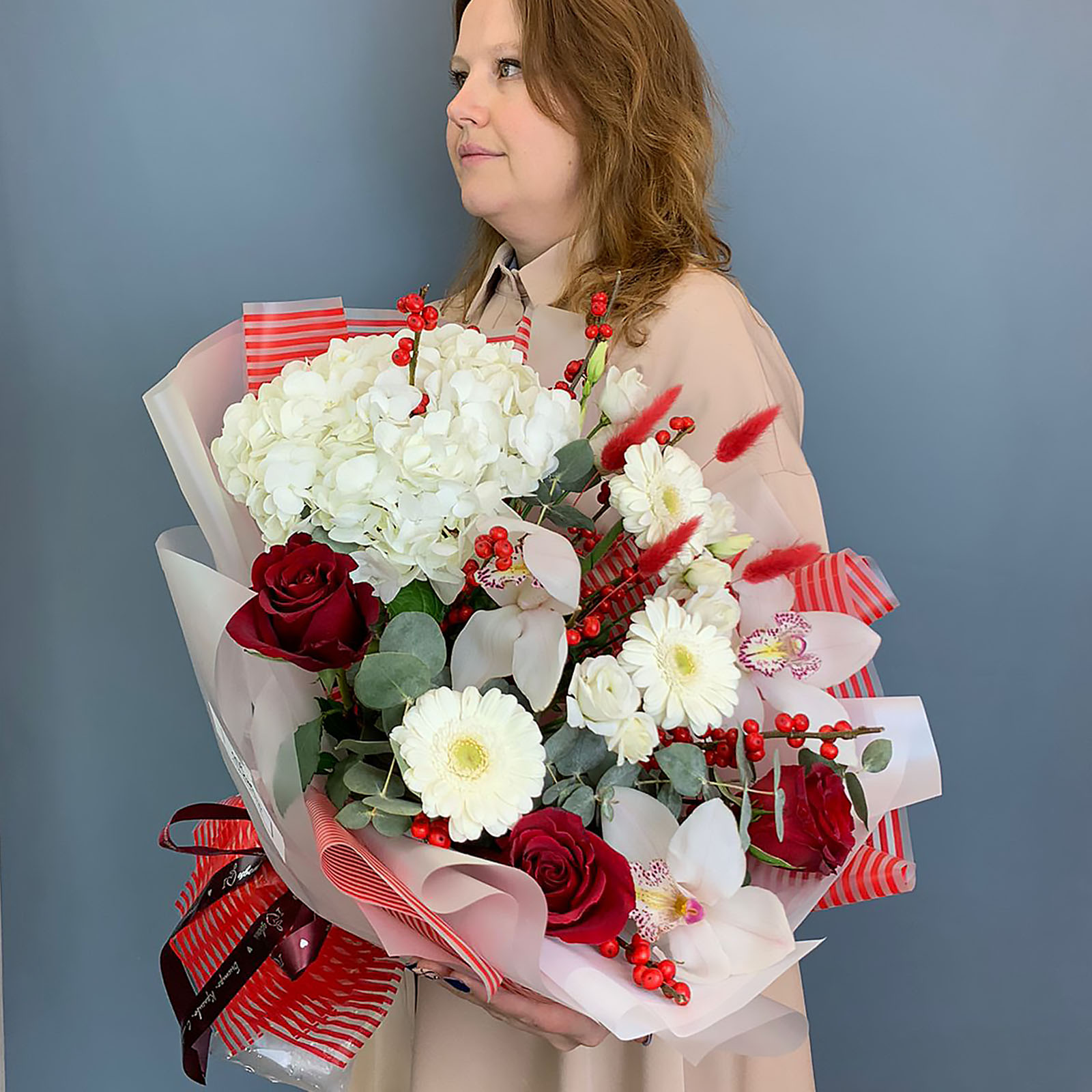 Красно-белый букет с гортензией, орхидеями и ягодами "Чудесное время" N 70982