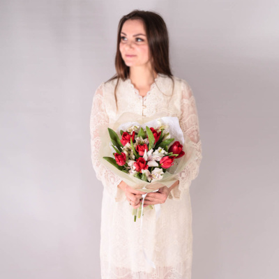 Красные тюльпаны с альстромерией. Небольшой букет 59895