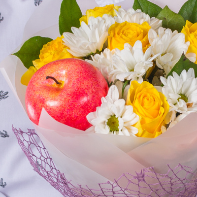 Школьный букет с розами и яблоком N 38163
