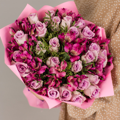 Букет из 25 розовых роз Кения и альстромерий 50543