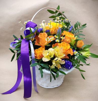 Корзинка "Сказочное лукошко" с розами и ирисами N 7053 Корзинка "Сказочное лукошко" с розами и ирисами N 7053