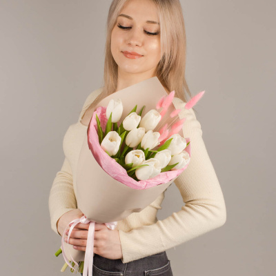 Букет из белых тюльпанов с лагурусом 46462 Букет из белых тюльпанов с лагурусом 46462