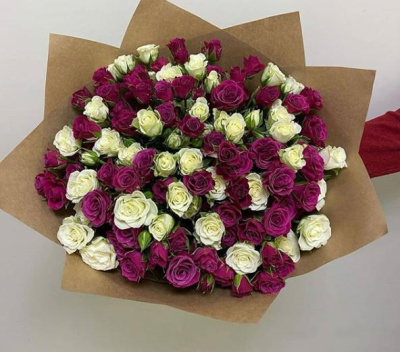 Букет "Звездное небо" из красных и белых кустовых роз 5497