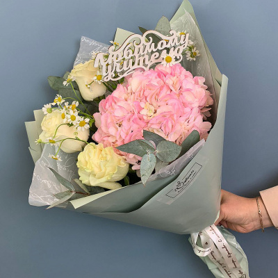 Букет из розовой гортензии с розами и ромашками N 66831 Букет из розовой гортензии с розами и ромашками N 66831