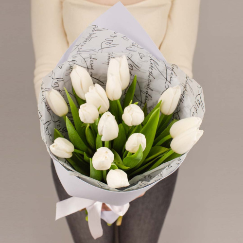 Букет из 15 белых тюльпанов в упаковке 28405