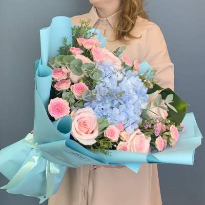 Букет с голубой гортензией и кустовыми розами 71078 Букет с голубой гортензией и кустовыми розами 71078