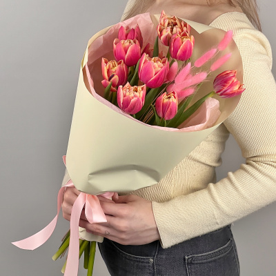 Букет из 11 пионовидных тюльпанов Колумбус с лагурусом 46460