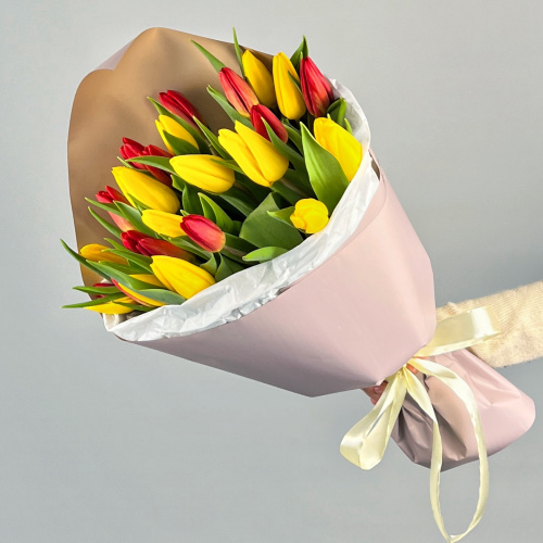 Букет из 25 красных и желтых тюльпанов в упаковке 46175