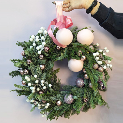 Венок из живых хвойных веток нобилис с украшениями "Снежные ягоды" N 72254