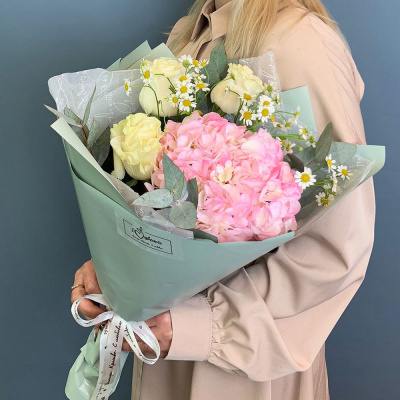 Букет из розовой гортензии с розами и ромашками N 66831 Букет из розовой гортензии с розами и ромашками N 66831