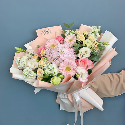 Букет с гортензией, матиолой и мини герберами 71080 Букет с гортензией, матиолой и мини герберами 71080