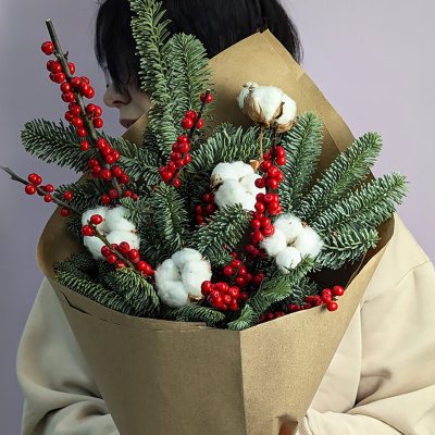 Букет Зимняя классика с нобилисом, красными ягодами и хлопком N 72815
