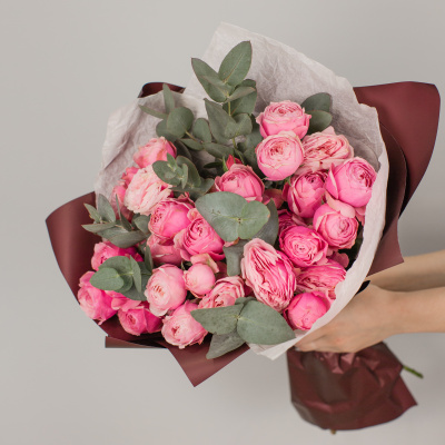 Букет из кустовых пионовидных розовых роз с эвкалиптом N 50416