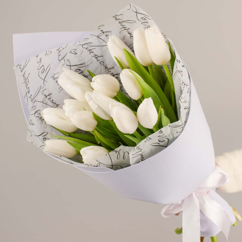 Букет из 15 белых тюльпанов в упаковке 28405