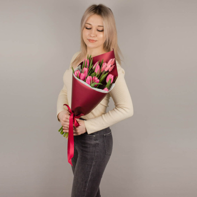 Букет 11 розовых тюльпанов с лагурусом 46462 Букет 11 розовых тюльпанов с лагурусом 46462