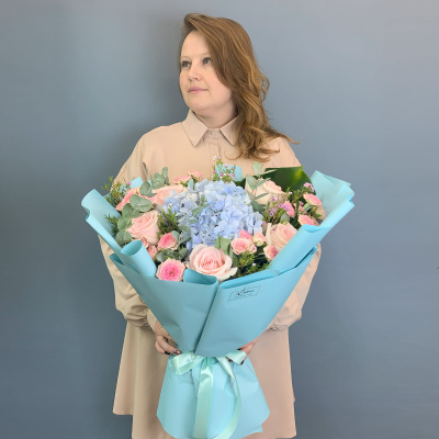 Букет с голубой гортензией и кустовыми розами 71078 Букет с голубой гортензией и кустовыми розами 71078