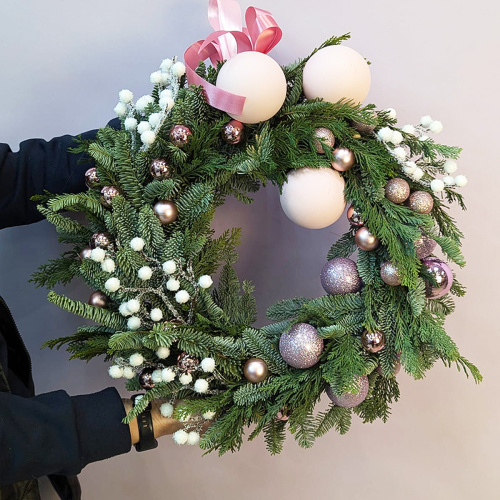 Венок из живых хвойных веток нобилис с украшениями "Снежные ягоды" N 72254