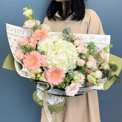 Букет с гортензией, пионовидными розами и мини герберами 66532 Букет с гортензией, пионовидными розами и мини герберами 66532