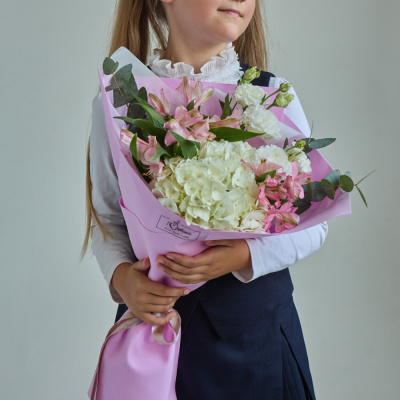 Небольшой букет с гортензией и альстромерией N 84571