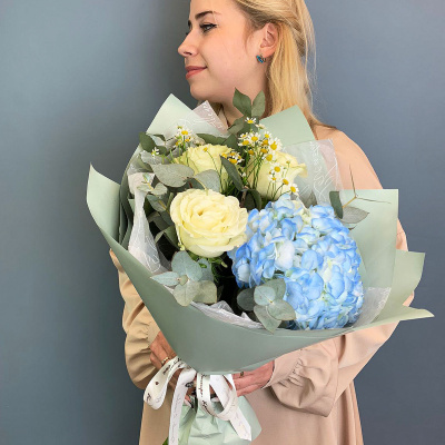 Букет из розовой гортензии с розами и ромашками N 66831 Букет из розовой гортензии с розами и ромашками N 66831