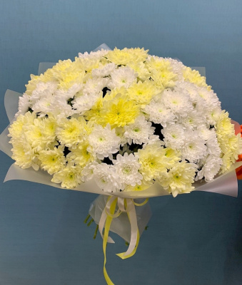 Букет из 25 Кустовых белых и желтых хризантем 7325-БелЖ