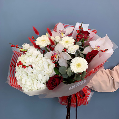 Красно-белый букет с гортензией, орхидеями и ягодами 70982 Красно-белый букет с гортензией, орхидеями и ягодами 70982