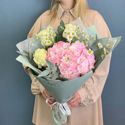 Букет из розовой гортензии с розами и ромашками N 66831 Букет из розовой гортензии с розами и ромашками N 66831