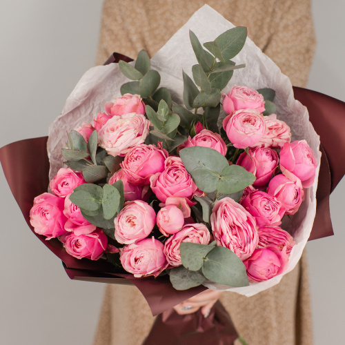 Букет из ярких кустовых пионовидных розовых роз с эвкалиптом арт. 50416
