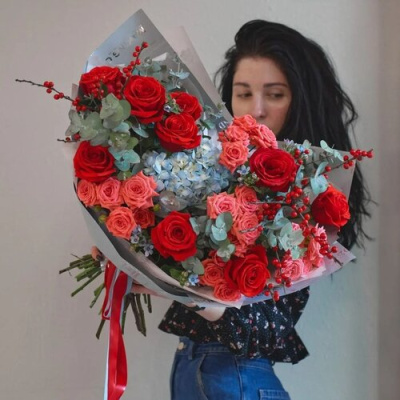 Букет "Королевская песня" из кустовой и Эквадорской розы, гортензии, эвкалипта и илекса. N 27795 Букет "Королевская песня" из кустовой и Эквадорской розы, гортензии, эвкалипта и илекса. N 27795