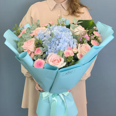 Букет с голубой гортензией и кустовыми розами 71078 Букет с голубой гортензией и кустовыми розами 71078