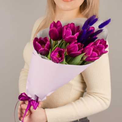 Букет 9 фиолетовых тюльпанов с лагурусом 46461