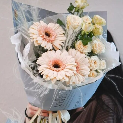 Букет "Амели мини. Размер S" из кустовой розы и мини гербер N 27789 Букет "Амели мини. Размер S" из кустовой розы и мини гербер N 27789