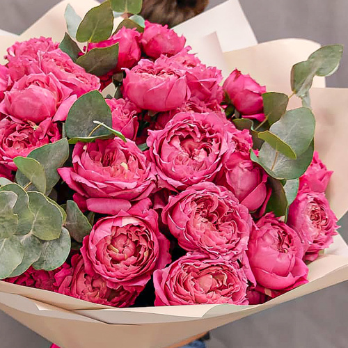 Букет из ярких кустовых пионовидных роз с эвкалиптом арт. 45355