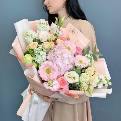 Букет с гортензией, матиолой и мини герберами 71080 Букет с гортензией, матиолой и мини герберами 71080