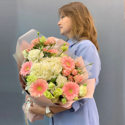 Букет с гортензией и мини герберами N 66828 Букет с гортензией и мини герберами N 66828