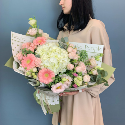 Букет с гортензией, пионовидными розами и мини герберами 66532 Букет с гортензией, пионовидными розами и мини герберами 66532