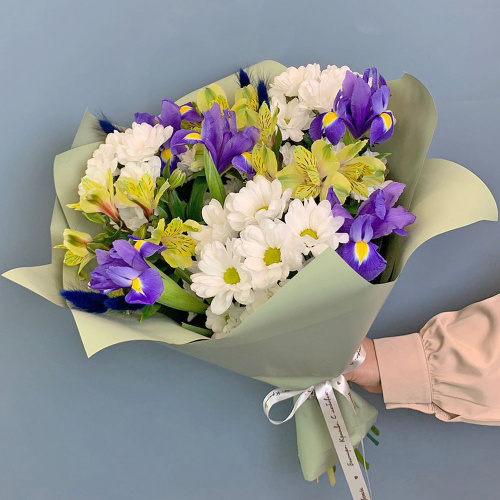 Букет из хризантем с ирисами и желтой альстромерией N 67002-Ж