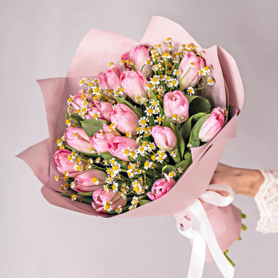Букет из 15 розовых тюльпанов с ромашками (танацетум) 59901