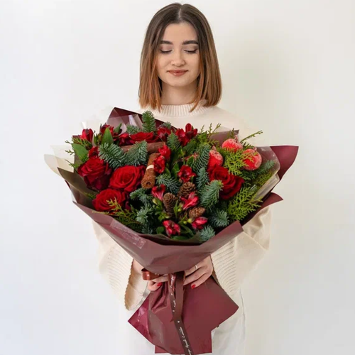 Зимний букет с красными розами "Красный бархат" N 90876 