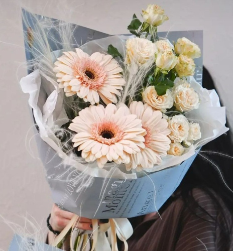 Букет "Амели мини. Размер S" из кустовой розы и мини гербер N 27789