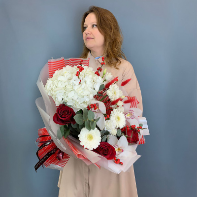 Красно-белый букет с гортензией, орхидеями и ягодами 70982 Красно-белый букет с гортензией, орхидеями и ягодами 70982