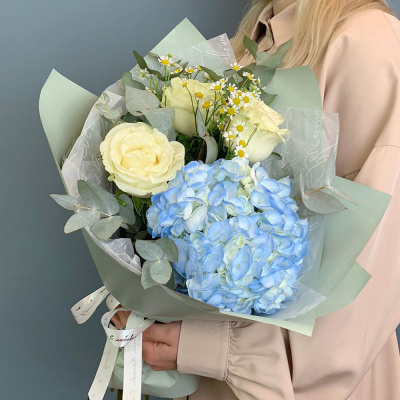 Букет из розовой гортензии с розами и ромашками N 66831 Букет из розовой гортензии с розами и ромашками N 66831