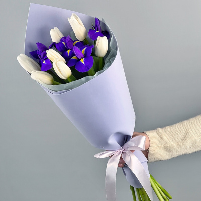 Букет 7 белых тюльпанов и 4 ириса. Небольшой букет. N 46455