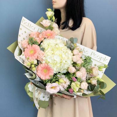 Букет с гортензией, пионовидными розами и мини герберами 66532 Букет с гортензией, пионовидными розами и мини герберами 66532