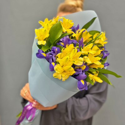 Букет "Ириска" с альстромерией и ирисами N 27802