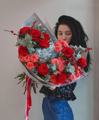 Букет "Королевская песня" из кустовой и Эквадорской розы, гортензии, эвкалипта и илекса. N 27795 Букет "Королевская песня" из кустовой и Эквадорской розы, гортензии, эвкалипта и илекса. N 27795