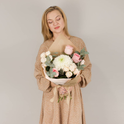 Букет из одноголовой хризантемы с розами и эвкалиптом N 50445