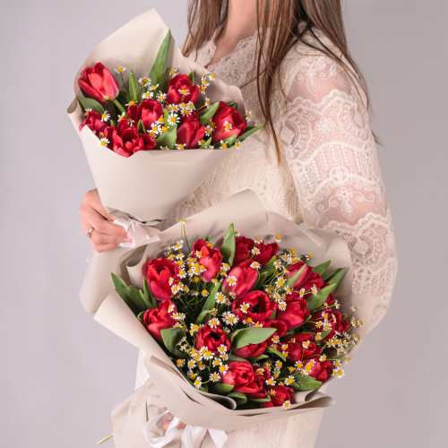 Букеты из красных тюльпанов с ромашками для мамы и дочки 59874