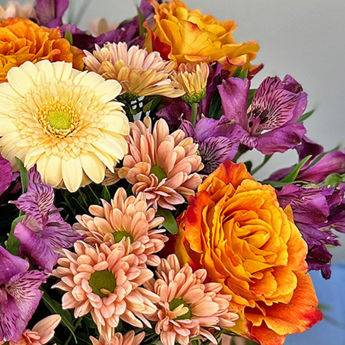 х Шляпная коробка с оранжевыми розами, герберами и альстромерией арт. 52460