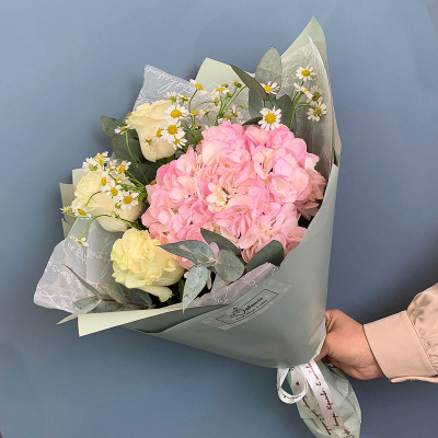 Букет из розовой гортензии с розами и ромашками N 66831 Букет из розовой гортензии с розами и ромашками N 66831